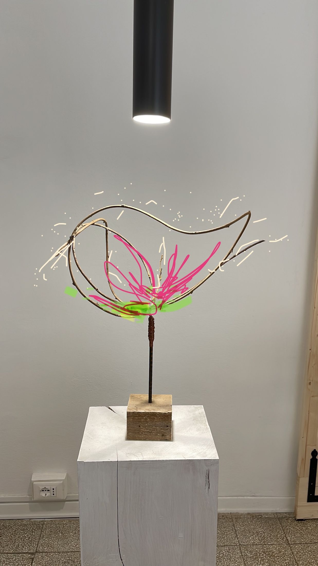 Scultura floreale a forma di loto in fili rosa su plinto