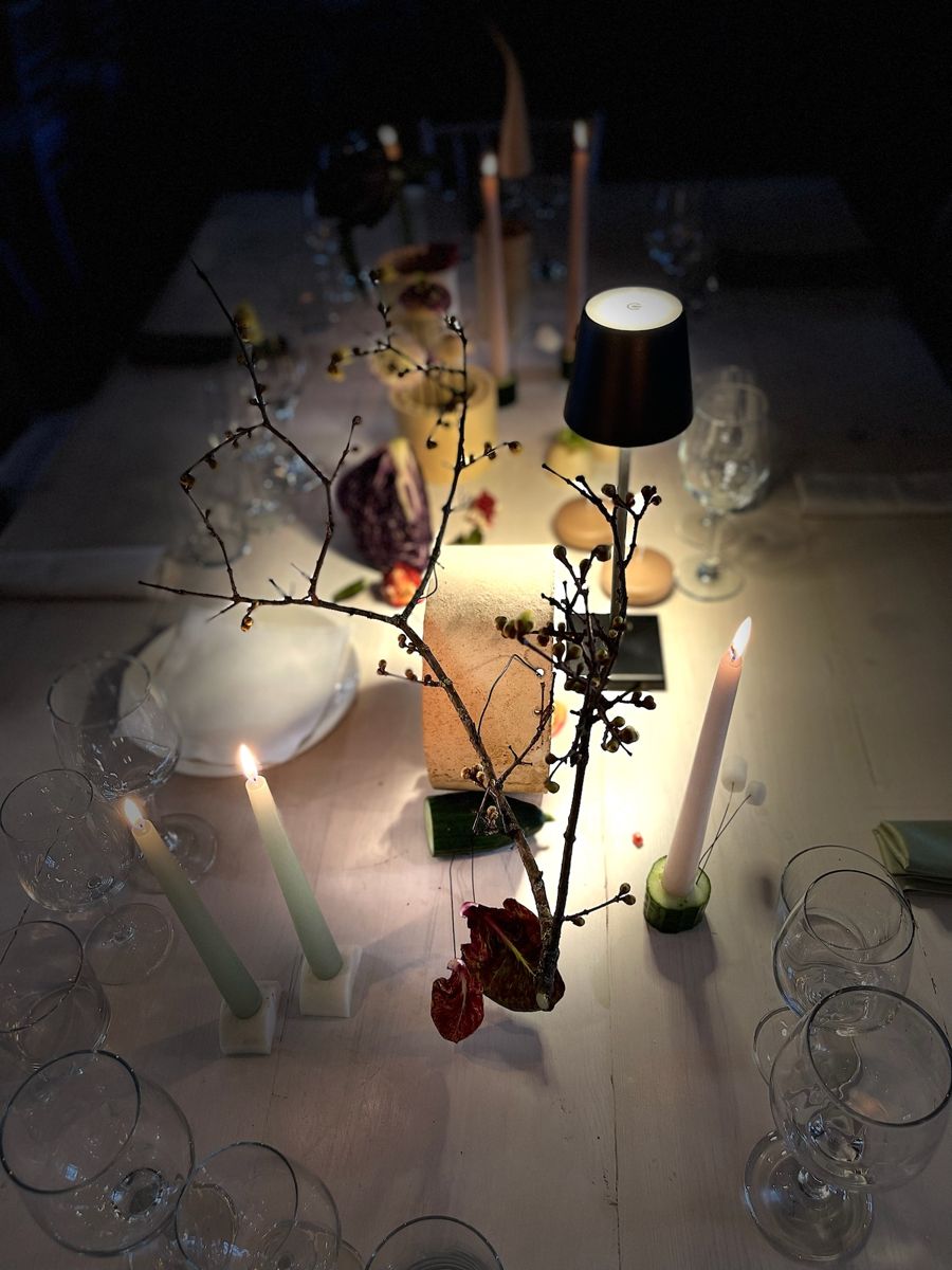 Tavola evento con composizioni e candele