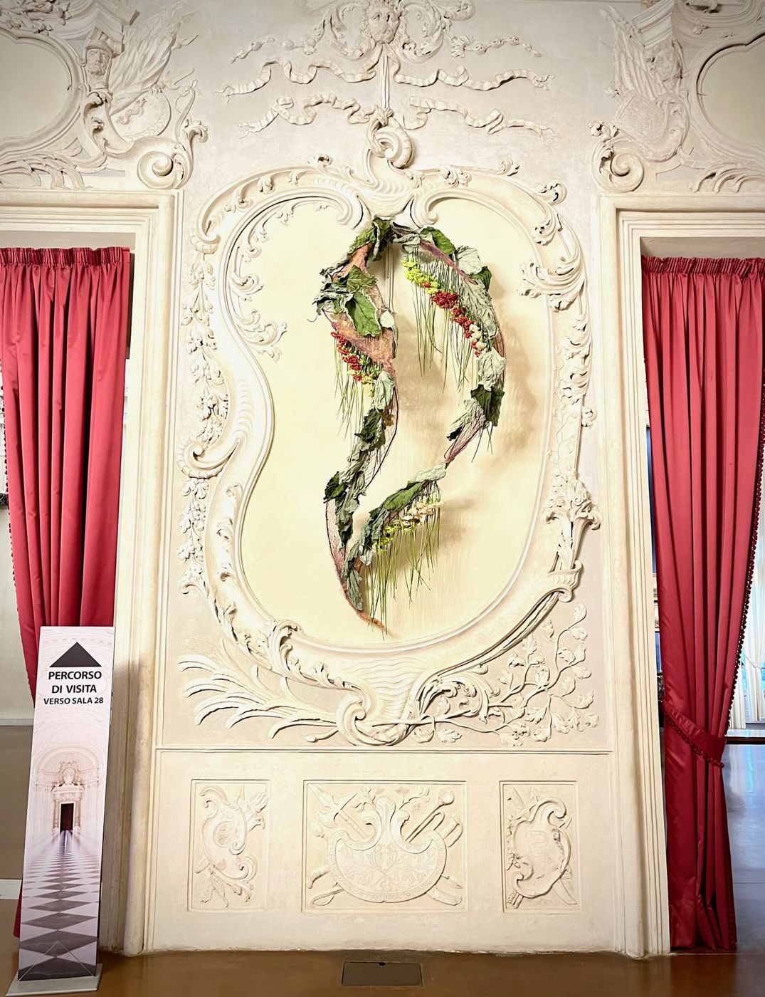 Installazione floreale in palazzo barocco